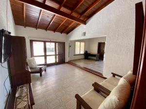 a living room with a couch and a tv at Casa Ibañez in Villa Gesell