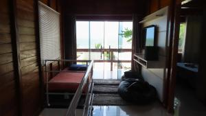 pasillo con puerta que da a una habitación con balcón en MarLuar Casa, en Penha