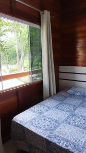 1 dormitorio con cama y ventana en MarLuar Casa, en Penha