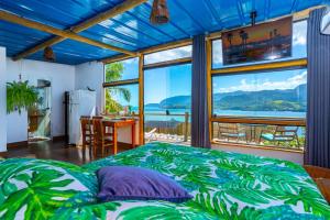 1 dormitorio con 1 cama grande y vistas al océano en Cobertura com Incrível Vista de Cinema para o Mar, en Ilhabela