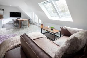uma sala de estar com um sofá e uma mesa em Salt and Sea em Norderney