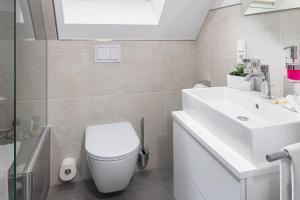 ein Badezimmer mit einer weißen Toilette und einem Waschbecken in der Unterkunft Salt and Sea in Norderney