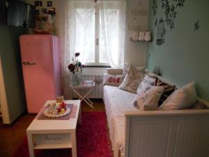a small room with a couch and a table at La casa azzurra in Moneglia
