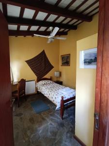 ein Schlafzimmer mit einem Bett in einem Zimmer in der Unterkunft La Cara Oculta de Salta, bed and breakfast in Salta