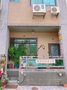 ein Gebäude mit einem Schild auf der Vorderseite in der Unterkunft Dear B&B Building II in Jincheng