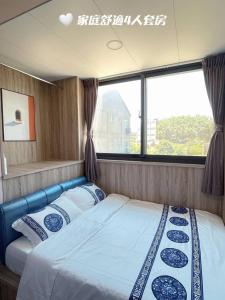 ein Bett auf der Rückseite eines Bootes in der Unterkunft Dear B&B Building II in Jincheng