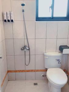 ein Bad mit einem WC und einer Dusche in der Unterkunft Dear B&B Building II in Jincheng