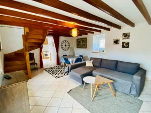 - un salon avec un canapé bleu et une table dans l'établissement Jolie maison bourg de Penvenan, à Penvénan