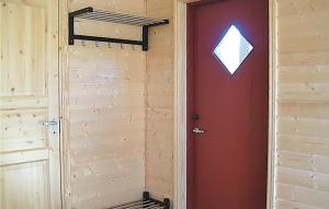 una habitación con una puerta roja y un estante en Stunning Apartment In Sandstad With Wifi en Skipnes