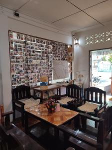 jadalnia ze stołem i krzesłami oraz ceglaną ścianą w obiekcie topp stay hostel w mieście Pai