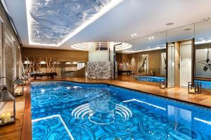 a large swimming pool in a room with a large at Lys Martagon in Courchevel