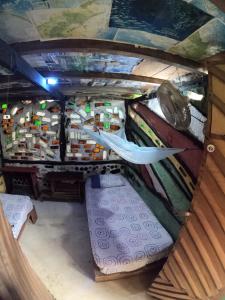 an overhead view of a table with bottles on it at Reciclarte Galería Hostal in Capurganá