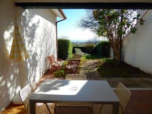 Una mesa y sillas en un patio. en N107 - Numana, villetta con giardino, en Numana