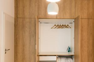 una porta che porta a un armadio con finestra in una stanza di City Castle Apartments Free Parking a Bratislava Altre 61 foto
