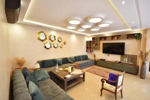 - un salon avec un canapé et une table dans l'établissement Villa Délice, à Marrakech
