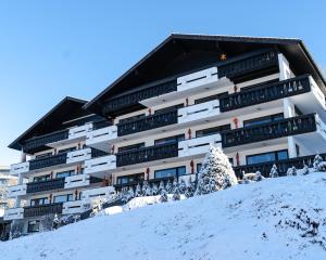 普夫龍滕的住宿－Allgäuer Panoramastube I Bergblick I Parken I WiFi，一座位于雪覆盖的山顶上的建筑