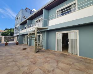 un edificio con una escalera en el lateral en Residencial Praia Brava Blue - Apartamentos, en Balneário Camboriú