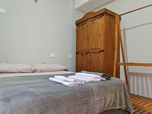 1 dormitorio con 1 cama con 3 toallas en Residencial Praia Brava Blue - Apartamentos, en Balneário Camboriú