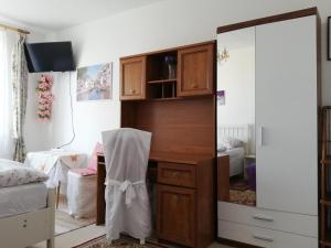 sypialnia z komodą i lustrem w obiekcie Apartments Meixner w Mariańskich Łaźniach +37 zdjęć