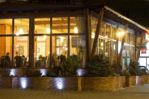 ein Gebäude mit vielen Fenstern in der Nacht in der Unterkunft Restaurant Pensiune Bucovina in Câmpulung Moldovenesc