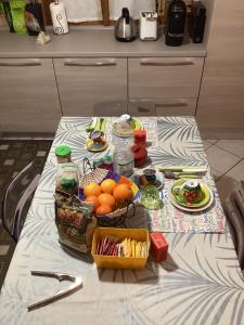菲奧拉諾莫德內塞的住宿－Bed and Breakfast da Giuseppe, Camere vicino stabilimento Ferrari，桌子上放着一碗橘子和其他食物