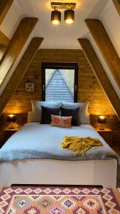 1 dormitorio con 1 cama grande en el ático en Wald-Chalet Vulkaneifel, en Kerschenbach