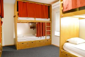 Postel nebo postele na pokoji v ubytování Peach Hostel & Suites