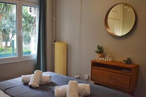 - une chambre avec 2 serviettes sur un lit et un miroir dans l'établissement Vintage Apartment, à Athènes