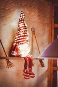 Un ornamento di Babbo Natale è appeso a un muro di STRÓŻÓWKA SKI&SPA Domek nad rzeką z ogrodem i jacuzzi,narty. a Stróża Altre 40 foto
