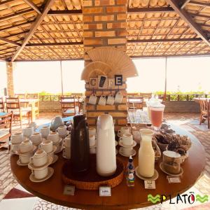 uma mesa com copos e outros itens sobre ela em Hotel Platô em Paraipaba