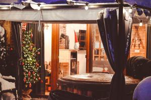 un soggiorno con albero di Natale e tavolo di STRÓŻÓWKA SKI&SPA Domek nad rzeką z ogrodem i jacuzzi,narty. a Stróża