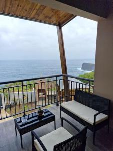 uma varanda com vista para o oceano em Appartement océan Esparon em Petite Île