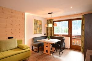 a living room with a table and a couch at Das ALPSPITZ in Biberwier