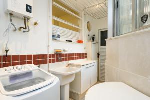 a small bathroom with a toilet and a sink at 2 Quartos/ 2 banheiros Entre Copa Ipanema Arpoador in Rio de Janeiro