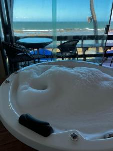 - białą wannę z widokiem na plażę w obiekcie Hotel Arrecife dos Corais w mieście Cabo de Santo Agostinho
