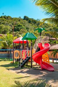 un parque infantil con toboganes y sombrillas en PSP Resort All Inclusive, en Porto Seguro