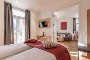 Postel nebo postele na pokoji v ubytování Blatter's Arosa Hotel & Bella Vista SPA