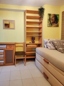 Zimmer mit einem Schlafzimmer mit einem Bett und einem Schreibtisch in der Unterkunft Cómodo apartamento en el centro - Gran Vía in Madrid