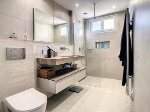 Kúpeľňa v ubytovaní Penthhouse 2 bedroom apartment 2 mins from the Croisette 335