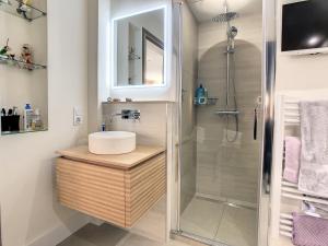 Kúpeľňa v ubytovaní Penthhouse 2 bedroom apartment 2 mins from the Croisette 335