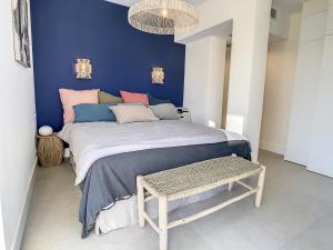 Posteľ alebo postele v izbe v ubytovaní Penthhouse 2 bedroom apartment 2 mins from the Croisette 335
