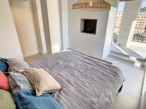 Posteľ alebo postele v izbe v ubytovaní Penthhouse 2 bedroom apartment 2 mins from the Croisette 335