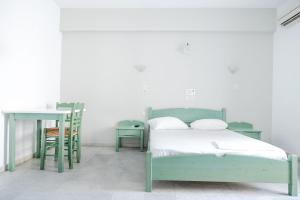 1 dormitorio con 1 cama, 1 mesa y 1 silla en Korali Garden, en Naxos Chora