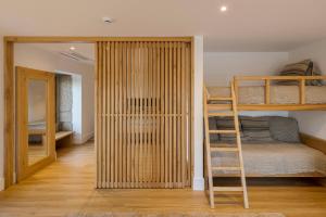 um quarto com 2 beliches e um closet em TheVagar Countryhouse em Belmonte