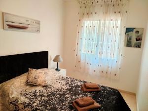 a bedroom with a bed with two towels on it at Casas Holiday - Playa del Cura in Torrevieja