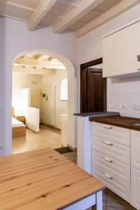 Een keuken of kitchenette bij Lovely studio steps from Basilica Santa Croce