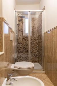 een badkamer met een douche, een toilet en een wastafel bij Lovely studio steps from Basilica Santa Croce in Florence