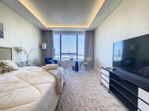 TV a/nebo společenská místnost v ubytování Key View - The Palm Tower, Palm Jumeirah