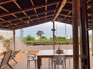een patio met een tafel en stoelen bij SaBriMo in Dibulla