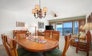 En TV eller et underholdningssystem på Sea Village condo with Unobstructed ocean views and Oceanside Pool